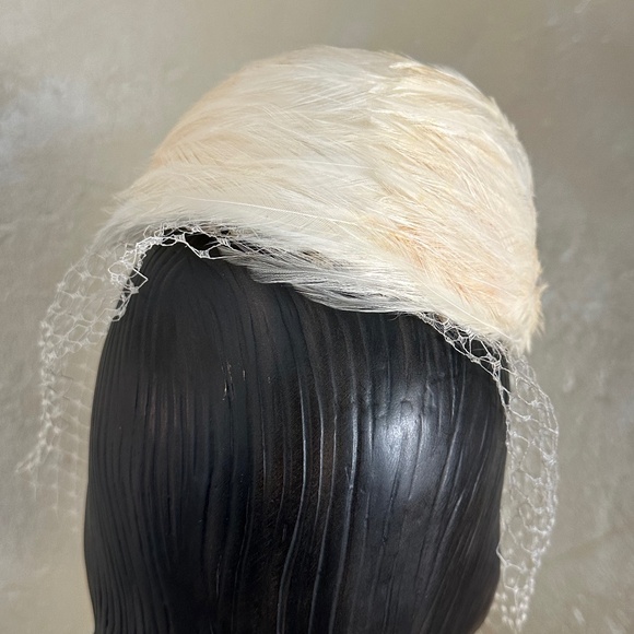 DELIGHTFUL DESIGNER 1960s' IVORY FEATHER PILLBOX HAT WITH MATCHING VEIL - Picture 5 of 11